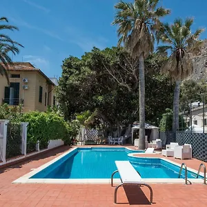 bb-villa-liberty-sul-mare.palermohotels.org/